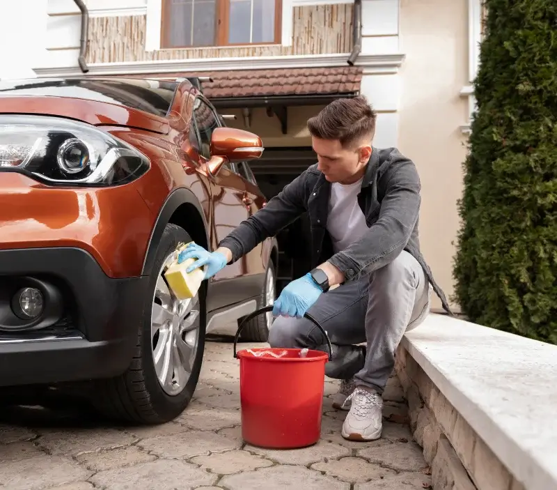 Lavage auto à domicile Voutezac : professionnel intervenant sur un véhicule